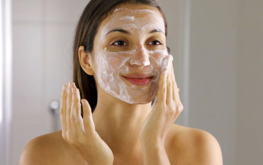 Minimalist Face Wash – It’s Benefits, Usage and Product Reviews